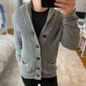 Stickad cardigan  - Cardigan | Mycket bra skick | Size - M | Pris 399 | Hör av dig vid minsta fråga eller fundering📩