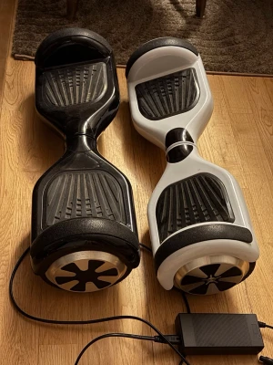 Två hoverboards svart och vit - Säljer två hoverboards, en i svart och en i vitt med svarta detaljer. Laddare medföljer. Bra skick, sparsamt använda. Funkar fint! 800kr/styck.