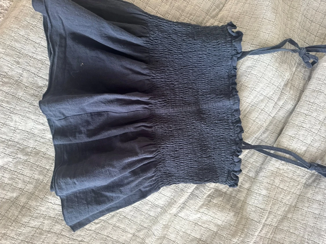 Svart linnetopp med knytband - 1