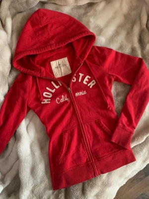 Hollister zip up hoodie  - i storlek S i mycket fint skick kan vara lite nopprig på vissa ställen men ingenting som man tänker på annars bra!