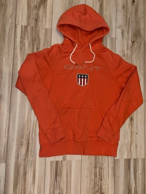 Gant hoodie - Gant hoodie i storlek M, har något svart märke på ärmen