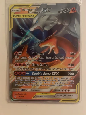 Pokémonkort Reshiram & Charizard GX - Säljer ett Pokémonkort med Reshiram & Charizard GX TAG TEAM. Kortet är i superbra skick och har inte en ända skada. Kortet är i en plastficka.