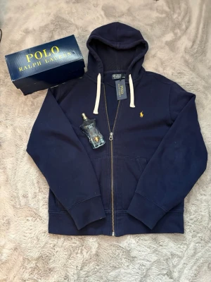  Polo Ralph Lauren hoodie  - En hoodie från Polo Ralph Lauren i bra skick. Nypris 2495kr vårt pris 799kr 