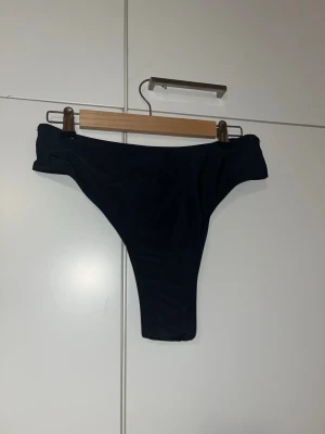 Bikinin alaosa L - Musta vähän käytetty bikinin alaosa. Koko L. Vyötärön leveys n 38cm, pituus n 38cm. Eläintalous MMM Katsothan myös muut ilmoitukseni Tarjoa 
