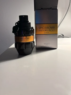 Spicebomb Extreme från Viktor & Rolf - Spicebomb Extreme från Viktor & Rolf är en parfym med en cool, granatinspirerad flaska i svart och guld. Doften är intensiv och kryddig, perfekt för dig som gillar starka intryck. Flaskan har en robust design med metallisk känsla och tydlig logga på etiketten. Den är fylld till toppen av gula strecket så typ 40ml