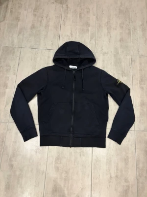 Stone Island hoodie - Tja! Här säljer jag en riktigt fet Stone Island hoodie som självklart är Äkta! Qr koden finns bara att skicka till mig så får ni bevis på att hoodien är äkta! Hoodien är väl omhändertagen av mig!👏 skicket är 8/10!bara att skicka till mig vid vilken fråga som helst!🤗