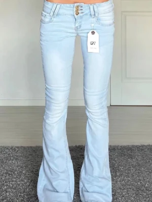 Jeans - Midjemått: 32cm rakt över, innerbenslängd: 80cm 💗