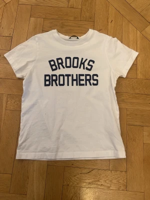 Brooks Brothers T-shirt - Helt ny T-shirt från brooks brothers. Använd 2 gånger så inga defekter eller fläckar. Storlek M men sitter som Xs. Passar någon runt 165-170. Nypris 1300kr