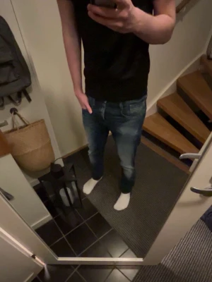 Blå jeans från replay - Snygga blå jeans från G-Star RAW med slitna detaljer och klassisk femficksdesign. Jeansen har en något avsmalnande passform och tydliga tvättade partier framtill och baktill. Perfekta för en avslappnad och trendig stil.