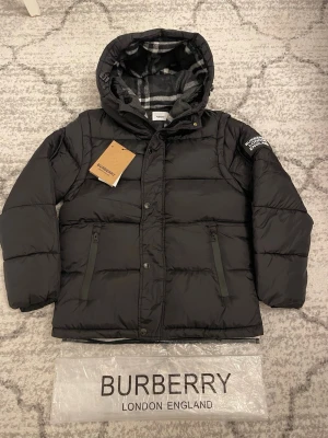Burberry jacka - Hej! Jag säljer en snygg Burberry jacka 🖤 Perfekt för vardag och kallare dagar Använd några gånger men fortfarande i gott skick 😍  📏 Storlek: S 📍 Finns i Helsingborg  Skriv gärna vid intresse Hör gärna av dig innan du köper 💯