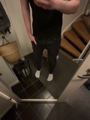 Grå skinny jeans från Jack & Jones - Snygga grå jeans från Jack & Jones i skinny fit. Klassisk femficksmodell med dragkedjegylf och smal passform. Perfekta för dig som gillar en modern och stilren look.