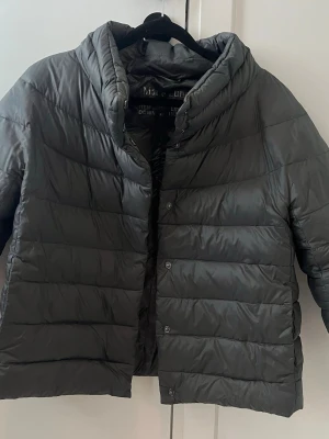 Herno liknande - snygg trekvartsärmad jacka, perfekt till våren! inte använd så mycket så superfint skick! skriv vid frågor och pris kan diskuteras!