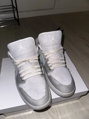 Jordan 1 Low vit/grå med turkos Swoosh - Fick dessa för en månad sen använt lite 4-5 gånger lite skitiga bara går att få bort!