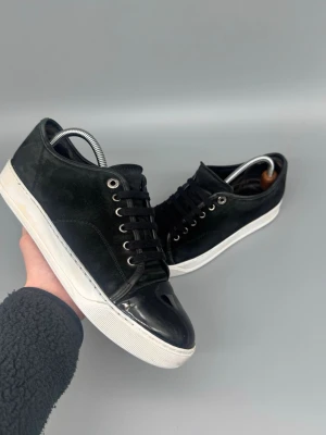 Lanvin Captoe Skor Svart | 42 - Lanvin Dbb1 sneakers i storlek 7(42). Grymt skick. Endast skor ingår. Hör av er vid funderingar 🙌