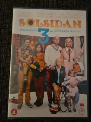 Solsidan  DVD nytt Inplastad  - DVD-box  av den populära svenska komediserien Solsidan från TV4. Omslaget har färgglad design med karaktärerna från serien. Perfekt för dig som gillar svensk humor och vill samla på klassiska tv-serier.
