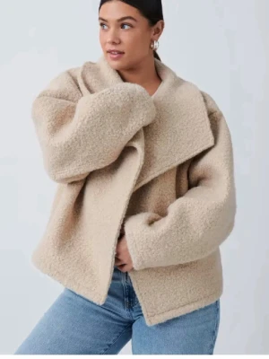 Teddy kappa - Säljer en beige teddkappa ifrån Gina tricot. Använt fåtal gånger. Storlek S💗