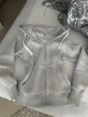 Russemerch zip up hoodie  - Säljer då den inte används. Den är i superbra skick. Inga noppror alls på utsidan men inte lika fluffig inuti som en ny är. Storlek xs. 💗pris går att diskutera 