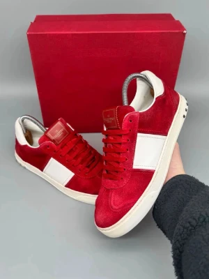 Valentino flycrews skor - Tjena säljer dessa feta valentino skor. Hör av er vid frågor 