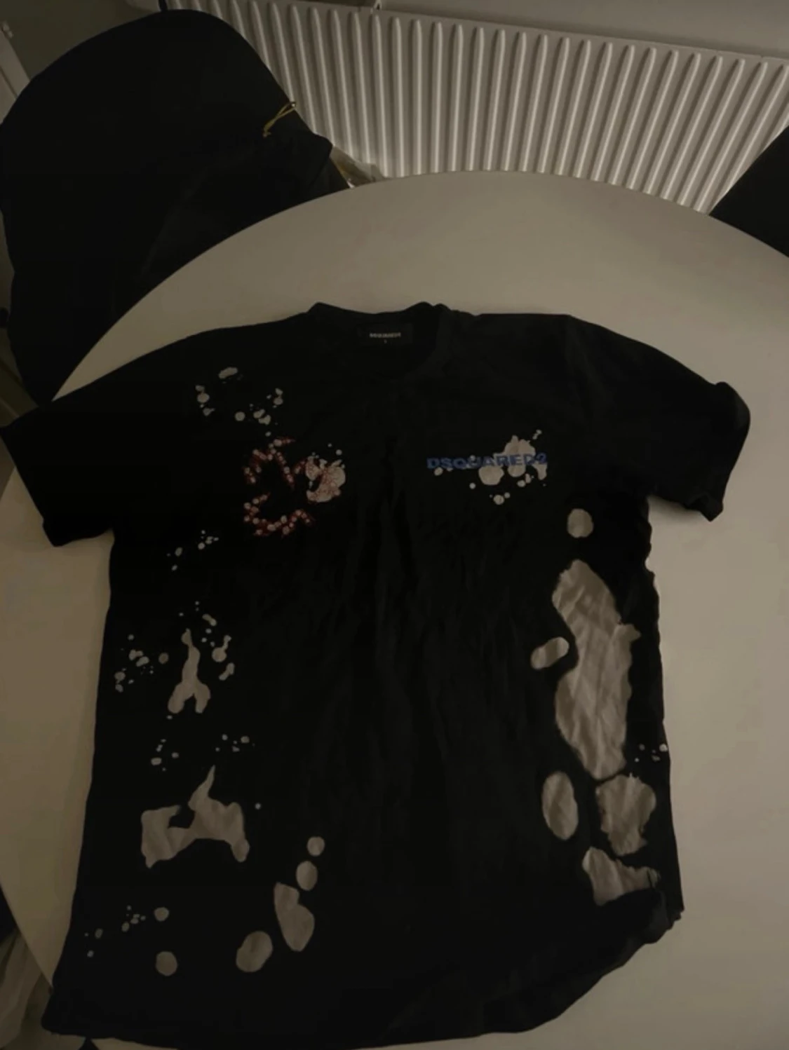 Svart t-shirt med blekta fläckar