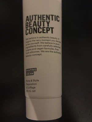 Authentic Beauty Concept Shaping Cream - Shaping Cream från Authentic Beauty Concept i en vit tub på 150 ml. Vegansk formula utan silikoner, perfekt för att styla och forma håret. Enkel att använda för att skapa naturliga looks och ge håret struktur.