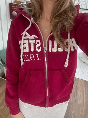 Hollister zip original  - En zip från Hollister i storlek 152. Sitter något kortare i kroppen och i ärmar, annars är den lik en XS/S. Jag fraktar inom 24h, PostNord prioriteras. Se liknande plagg i min profil!