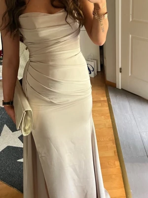 Balklänning - Balklänning från dressroom( finns ej i butik längre) storlek 32-34 själv är jag en 34! Använd vid ett tillfälle därav i nyskick för mer bilder skriv privat 