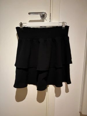 Svart volangkjol med resårmidja - Från only 