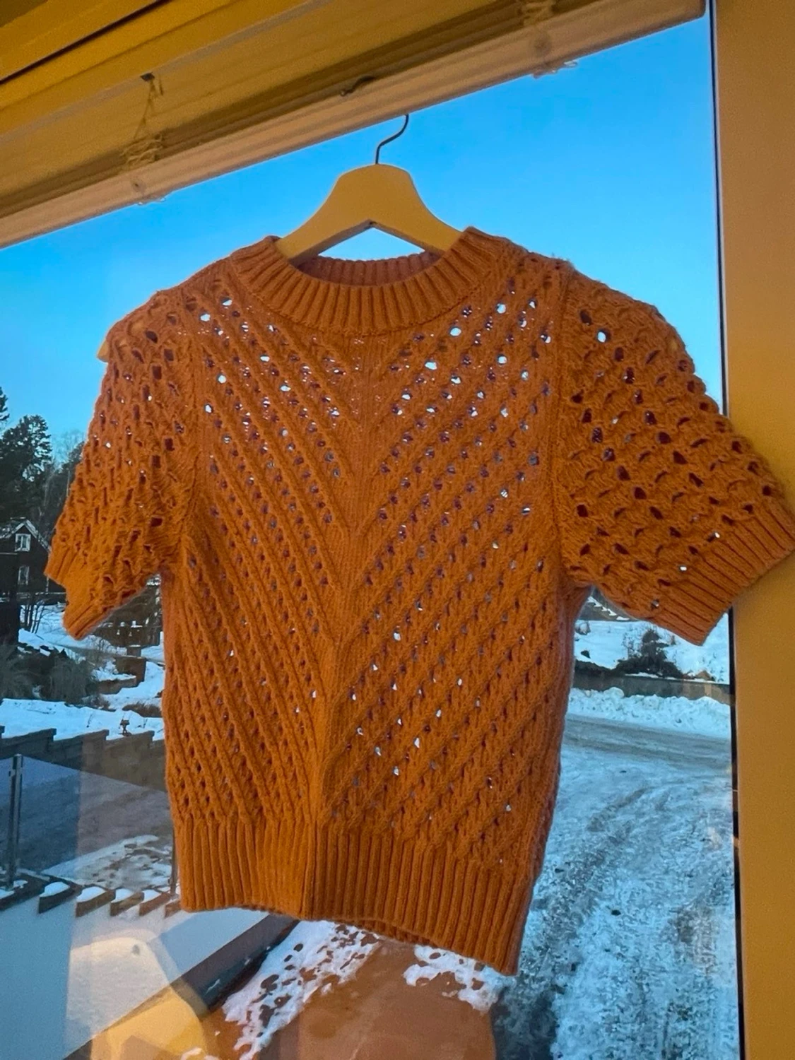 Orange stickad kortärmad tröja