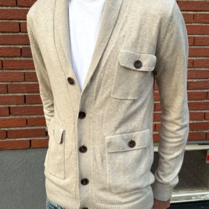 Beige Cardigan - Riktigt snygg beige cardigan. Köpt på Plick men aldrig använd. Stilren och passar till nästan allt! Bara att höra av sig vid frågor! 