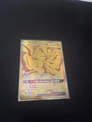 Ultra Necrozma GX Pokémonkort - Säljer ett Ultra Necrozma GX samlarkort från Pokémon TCG. Ultra Beast, otroligt bra skick, Nmr: 78/70