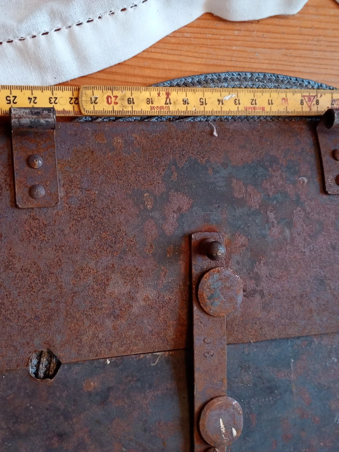 Gammal järnlucka med beslag inre Kakelugns lucka  - 2