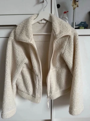 Teddy Jacka H&M - En beige teddy jacka från H&M i storken Xs