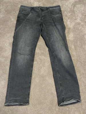 Grå raka jeans från Jack & Jones - Snygga grå jeans från Jack & Jones raka storlek 34/30 använda ca 5 gånger. Modell Glenn 