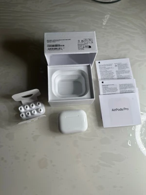Apple AirPods Pro 3 - Säljer ett par Apple AirPods Pro med laddningsetui och extra silikonpluggar. Hörlurarna är vita, har en stilren och kompakt design samt levereras i originalförpackning med manualer. Perfekta för dig som vill ha brusreducering och grymt ljud i ett smidigt format.