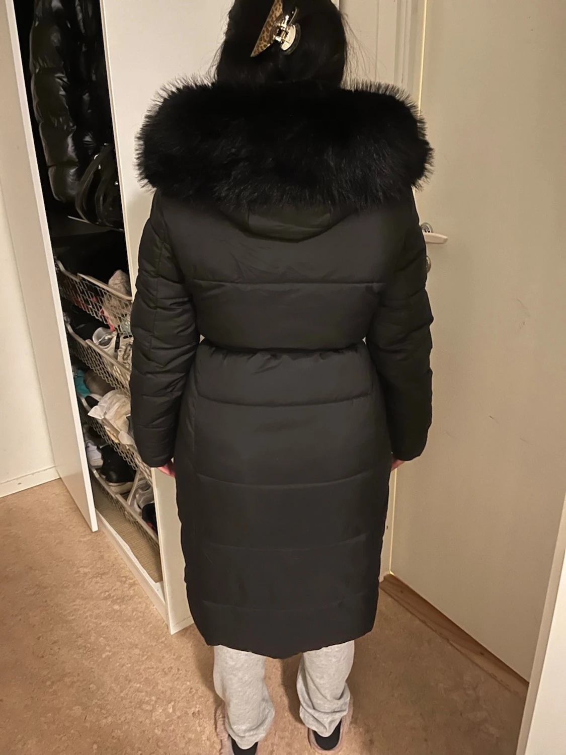 Svart lång dunjacka med fuskpäls - 1