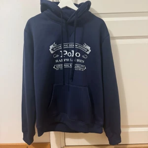 Ralph lauren hoodie - Snygg marinblå Ralph Lauren hoodie  i storlek M men sitter mer som L, Pris eller andra erbjudanden kan diskuteras!