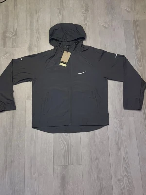Nike Miler – Grå (M) - ✨ Nike Miler Vindjacka – Grå (M) Snygg och smidig Nike Miler i grått — tunn och perfekt lager-på-lager. Funktionell design med reflexer, idealisk för både träning och vardag. I fint skick! 😊 💬 Priset kan diskuteras — skriv gärna!  📦 Skickas ut idag!  🎨 Färg: grå 📏 Storlek: M 🏃 Lätt & andningsbar ⚡ Reflexdetaljer  #NikeMiler #GreyJacket #RunningGear #NikeStyle #StorlekM #Athleisure #SnabbLeverans