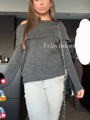 Grå off shoulder stickad tröja från pull and bear - Trendig grå stickad tröja med off shoulder-design och bred krage. Långa ärmar och avslappnad passform, perfekt att styla med jeans eller kjol. Mjuk och skön känsla, passar dig som gillar en modern och avslappnad look. ❤️ Från pull and bear, enda defekten är att den är orange på lappen på insidan! Använd fåtal gånger, skulle säga den ser ny ut annars. 