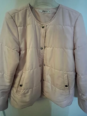 Beige quiltad pufferjacka Gina Tricot - Ljusbeige quiltad pufferjacka från Gina Tricot. Några få märken som inte går att få bort.