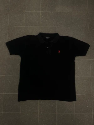 Ralph Lauren piké  - Hej, säljer en mörkblå Ralph Lauren piké. Priset kan diskuteras. Skriv gärna vid funderingar eller dylikt.