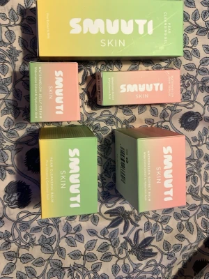 Smuuti Skin hudvårdsprodukter - Flera oanvända hudvårdsprodukter från Smuuti Skin i pastellfärgade förpackningar. Innehåller bland annat rengöringsgel och balm med päron och vattenmelon. Förpackningarna är i grönt, gult och rosa och har en modern, stilren design. Perfekt för dig som gillar färgglad hudvård.
