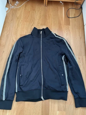 moncler svart tröja  - moncler tröja som är strl M men passar mer som S har haft den länge bara legat i garderoben den är äkta och pris kan diskuteras den är limited edition 