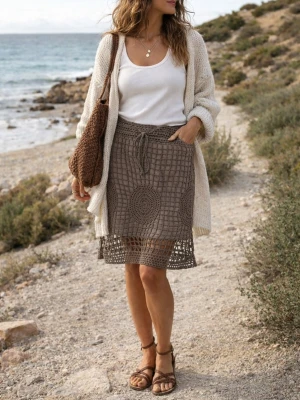 Grönt virkad kjol från Friendtex - Unik grön kortkjol från Friendtex i 100% bomull. Kjolen har ett virkat nätmönster med stora cirklar och knytband i midjan. Perfekt för dig som gillar boho-stil och vill sticka ut med coola detaljer.