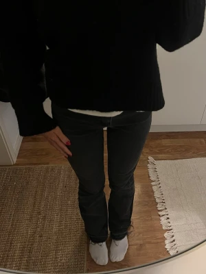 Svarta bootcut jeans  - Ett par svarta bootcut jeans. Jag har sprettat upp kanten längst ner på byxbenet, därav lite trådar/fransar🩷