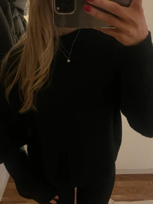 Svart stickad tröja  - En svart mysig stickad tröja. Använd en del, därav är den lite nopprig🩷