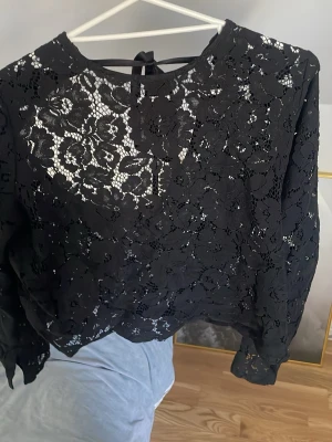 spetsblus med öppen rygg - fin blus med öppen rygg. Väldigt elegant🖤