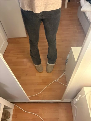 Gråa bootcut jeans från GinaTricot - Snygga gråa bootcut jeans från GinaTricot, Jeansen har en tvättad look och är tillverkade i ett mjukt denimtyg som ger en skön passform. Perfekta till sneakers eller boots för en trendig vardagsstil.