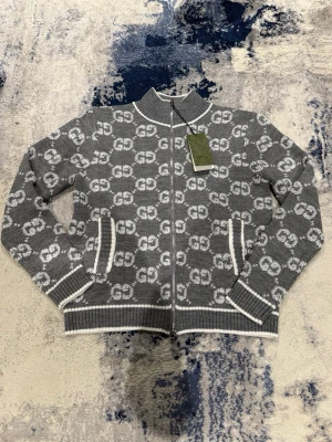 Gucci zip tröja - Helt ny Gucci tröja. Storlek L men sitter som M. Pris kan diskuteras vid snabb affär!