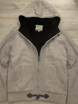 Fodrad stickad cardigan - Otroligt snyggt vit/beigefodrad stickad cardigan. Passar perfekt till kallare väder. Priset kan såklart diskuteras!