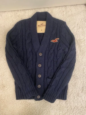 Hollister Cardigan - Säljer denna vintage archive Hollister Cardigan i storlek M, Fåtal använd och skick 9/10 hör av er vid minsta lilla fundering🤗